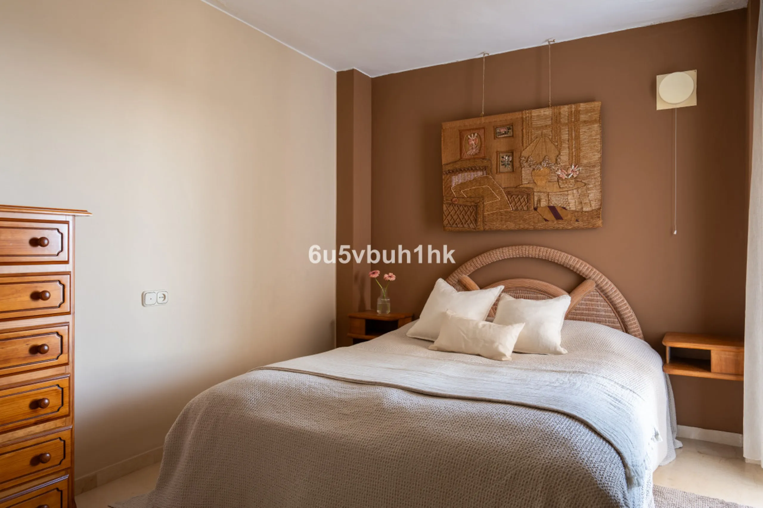 This entire house offers versatile possibilities for personal use, a holiday home, or as an investment opportunity.