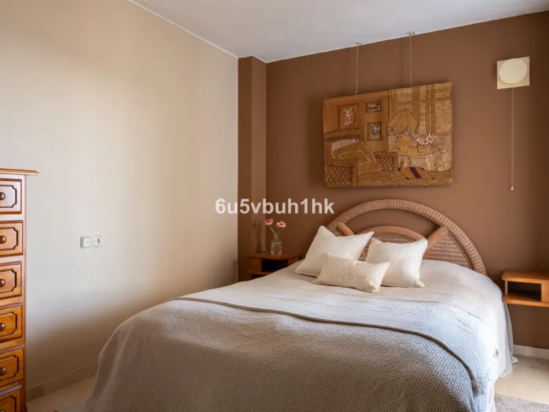 This entire house offers versatile possibilities for personal use, a holiday home, or as an investment opportunity.