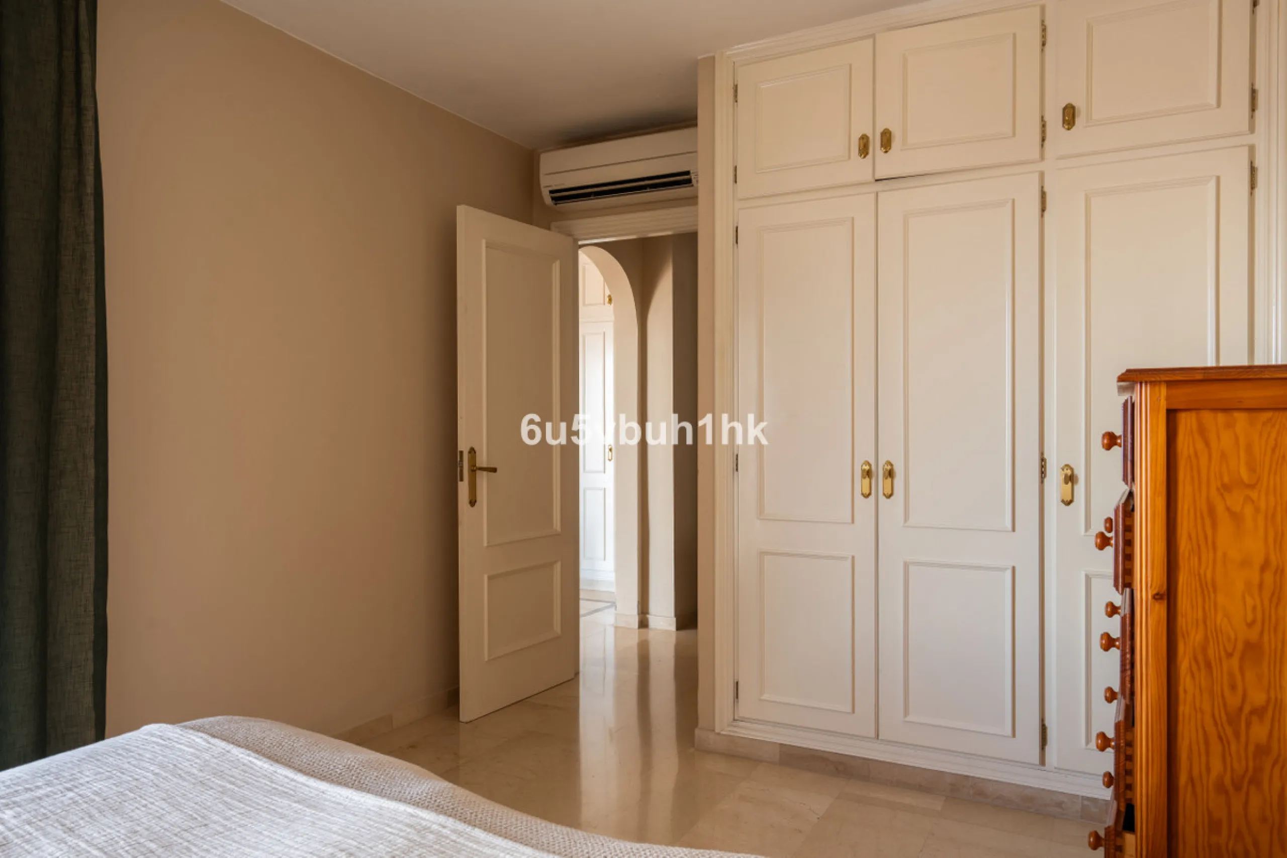 This entire house offers versatile possibilities for personal use, a holiday home, or as an investment opportunity.