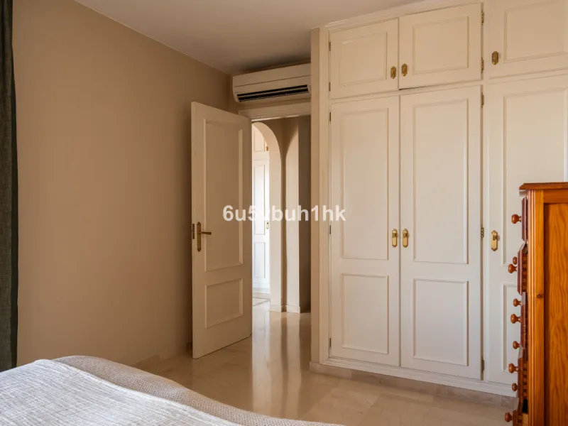 This entire house offers versatile possibilities for personal use, a holiday home, or as an investment opportunity.