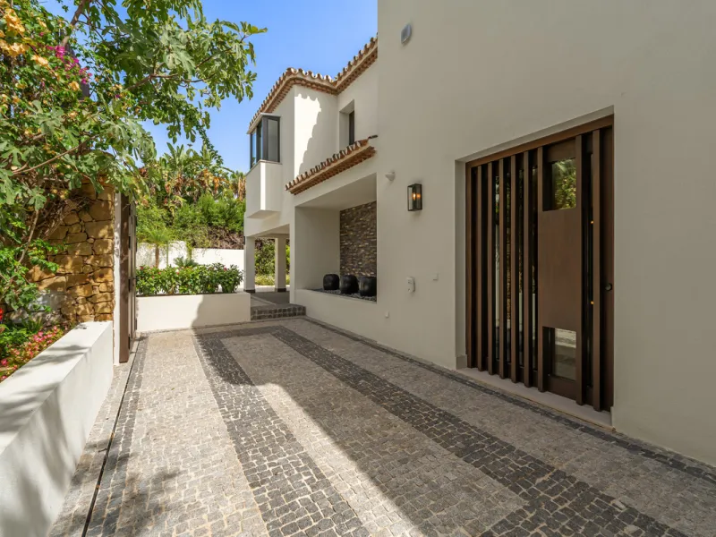 Villa Rocío is a fully renovated Andalusian-style residence located in Rocío de Nagüeles on Marbella's prestigious Golden Mile. Set on a 1,965m² south-facing plot beneath La Concha, the property enjoys open views of the Mediterranean. Modernised in 2025, 