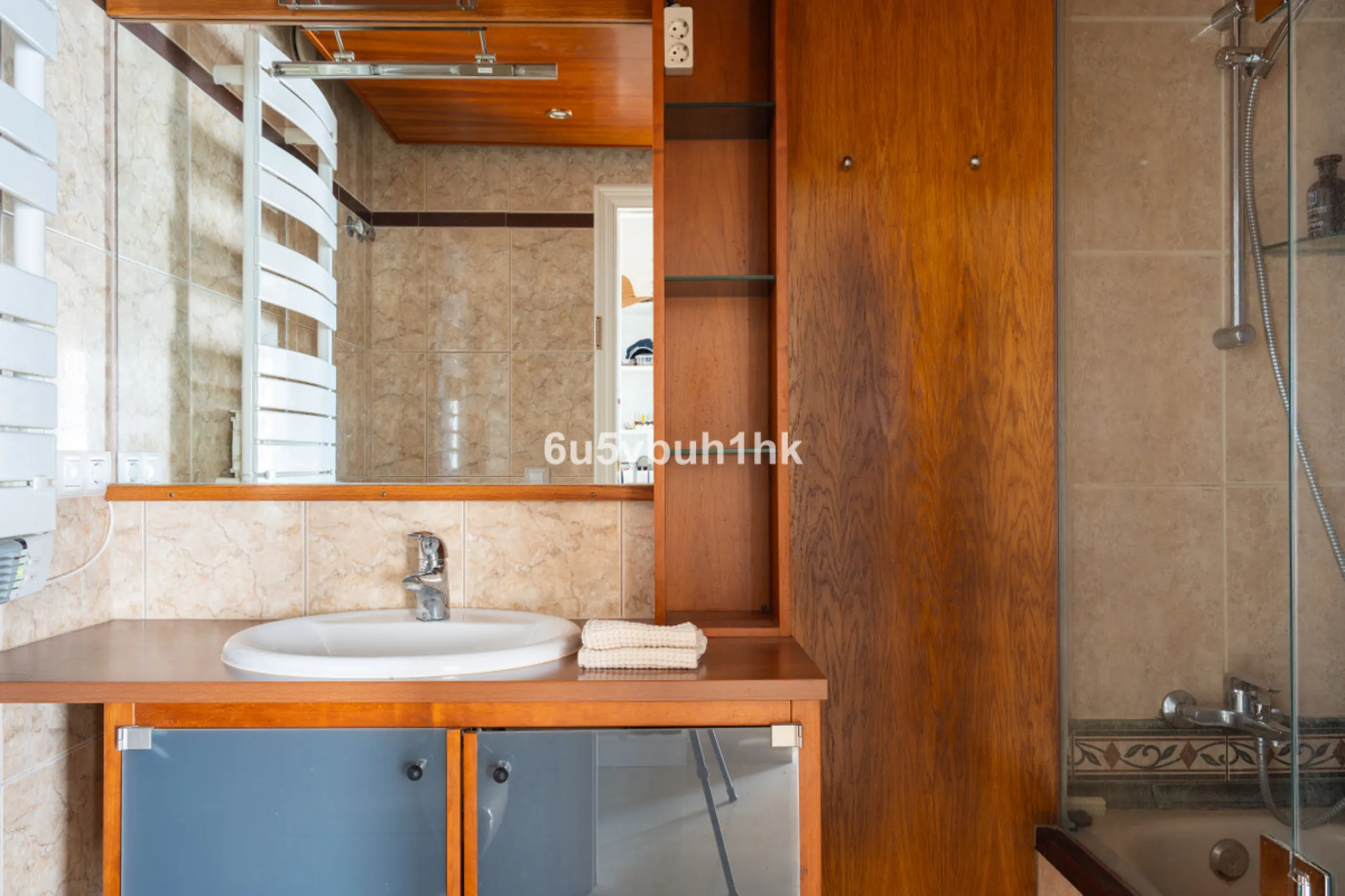 This entire house offers versatile possibilities for personal use, a holiday home, or as an investment opportunity.