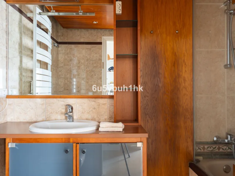 This entire house offers versatile possibilities for personal use, a holiday home, or as an investment opportunity.