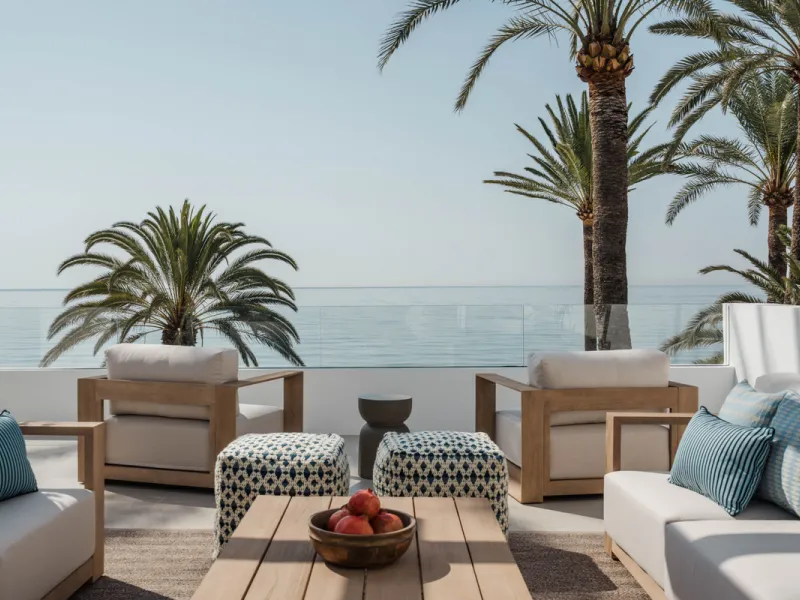 Discover this exceptional semi-detached home in the exclusive Oasis Club, one of the most desirable beachfront communities on Marbella's Golden Mile. Recently renovated with Marbella Club–inspired design, the property blends timeless elegance with modern 
