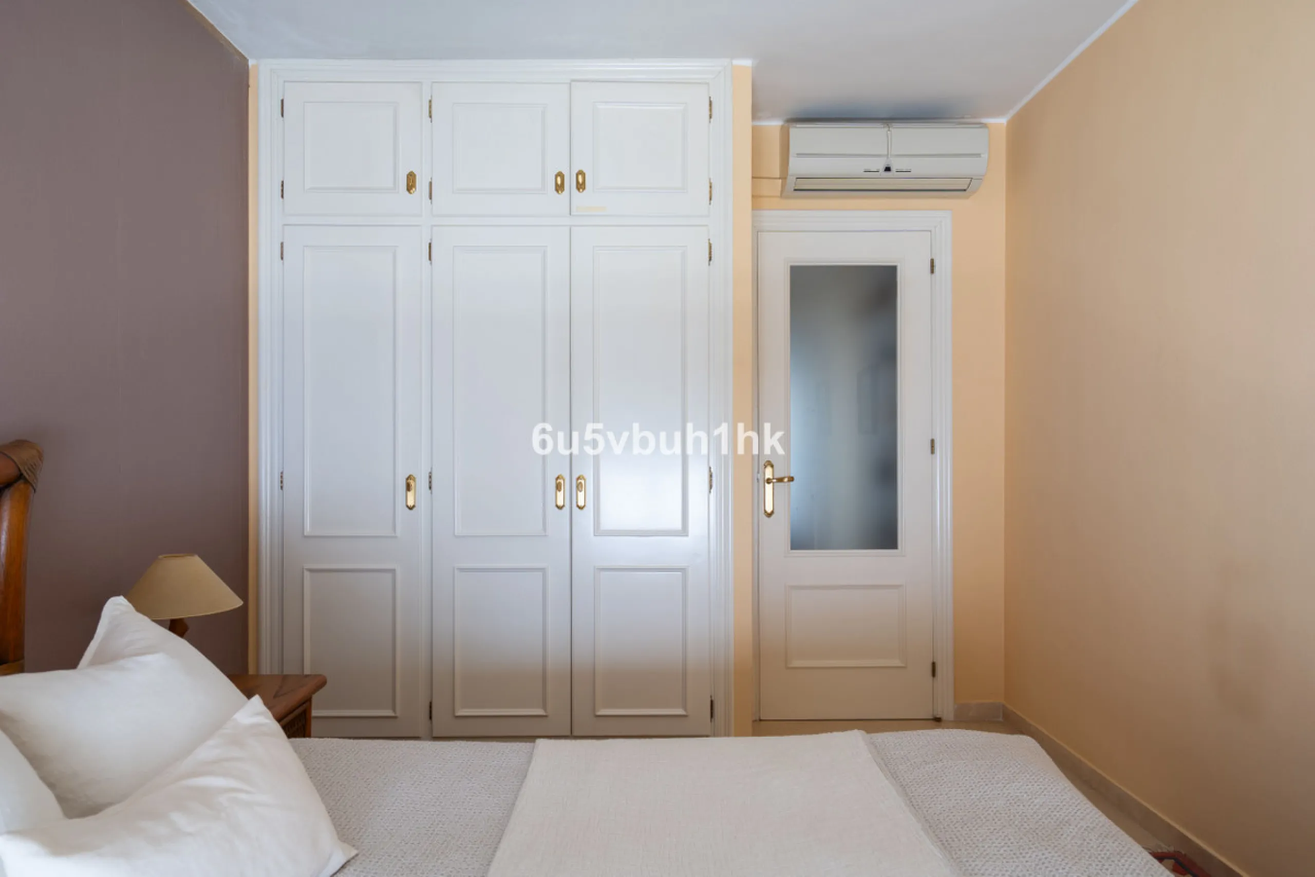 This entire house offers versatile possibilities for personal use, a holiday home, or as an investment opportunity.