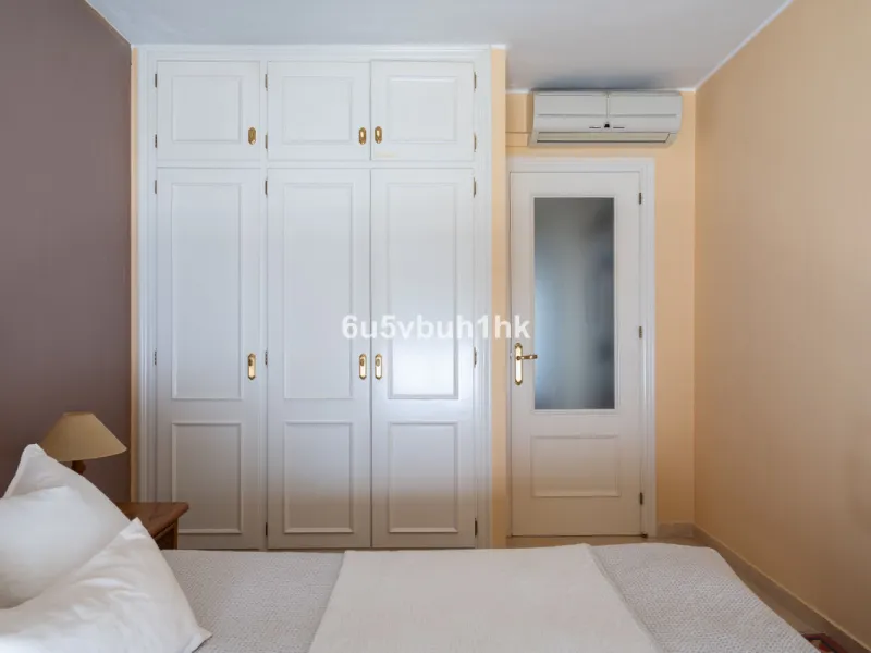 This entire house offers versatile possibilities for personal use, a holiday home, or as an investment opportunity.