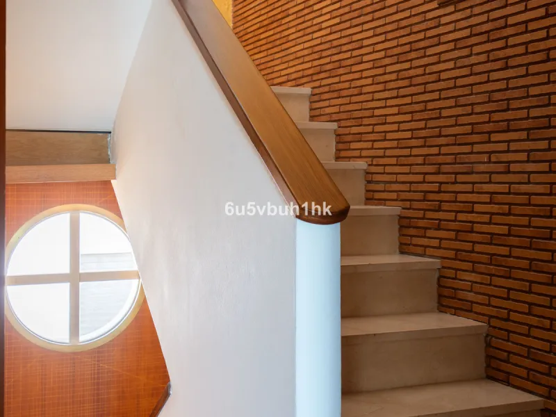 This entire house offers versatile possibilities for personal use, a holiday home, or as an investment opportunity.