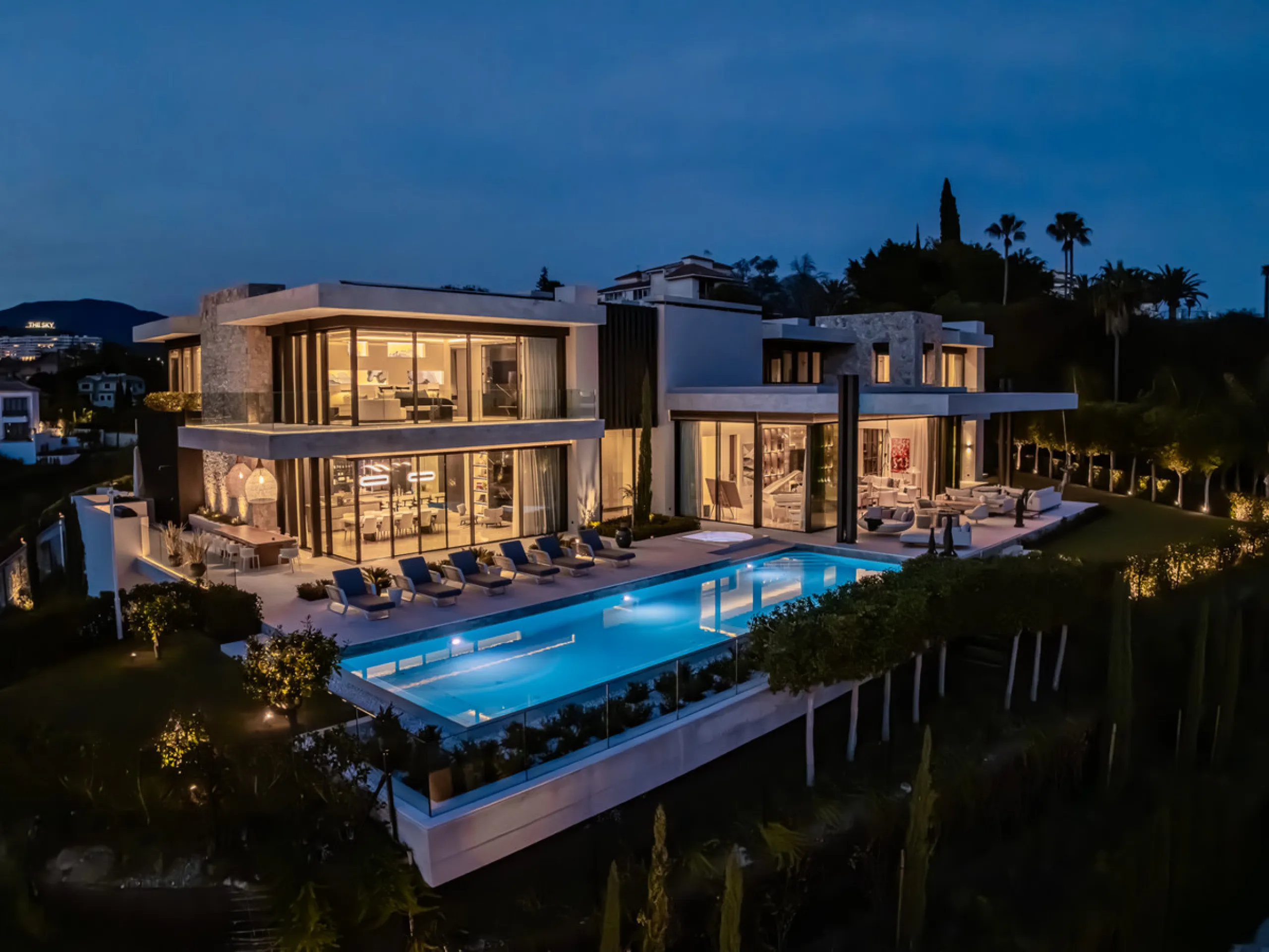 Zeitgenössische Villa mit Panoramablick auf das Mittelmeer in La Quinta, Benahavís