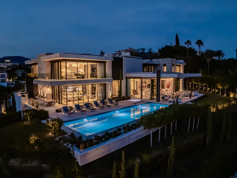 Zeitgenössische Villa mit Panoramablick auf das Mittelmeer in La Quinta, Benahavís