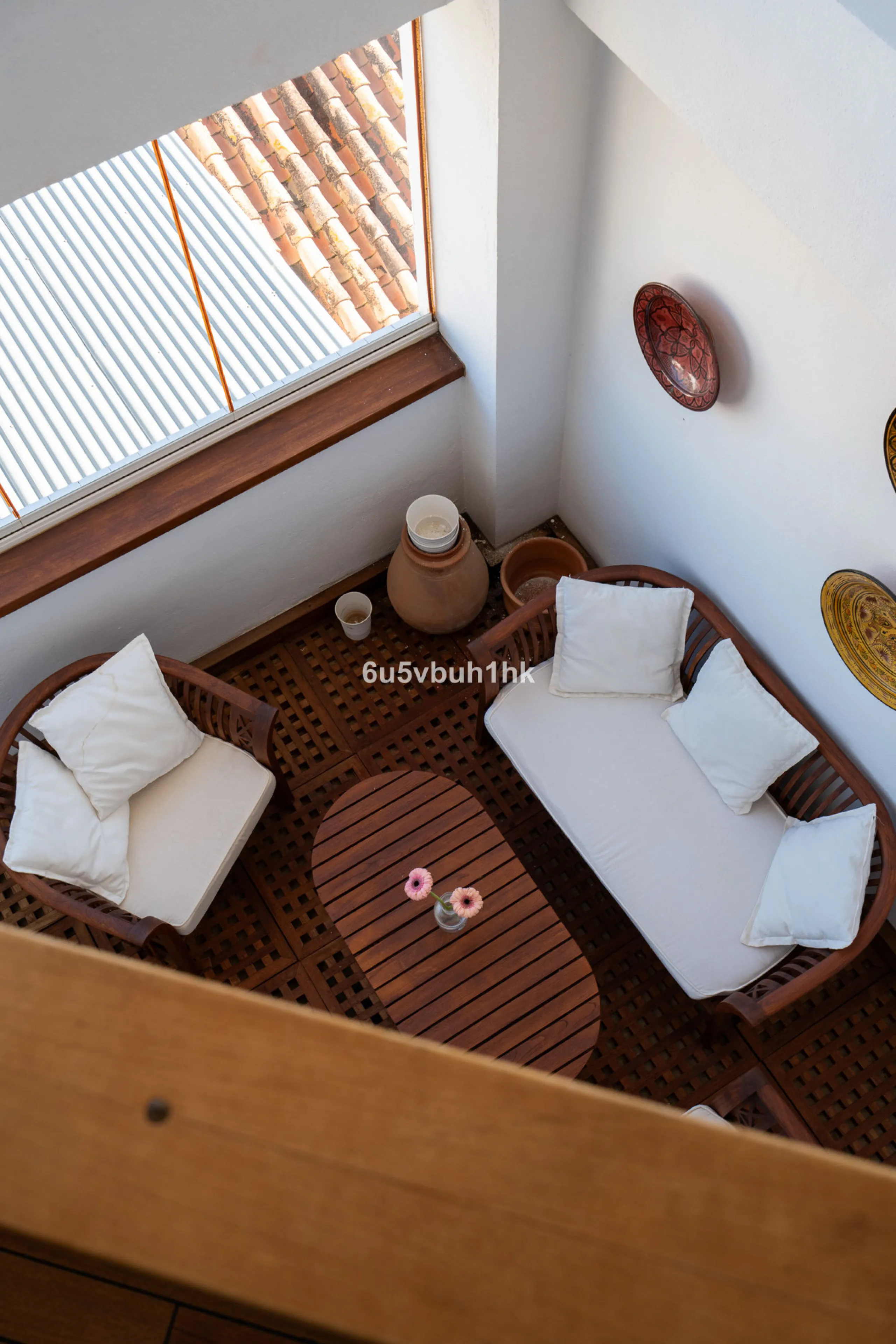 This entire house offers versatile possibilities for personal use, a holiday home, or as an investment opportunity.