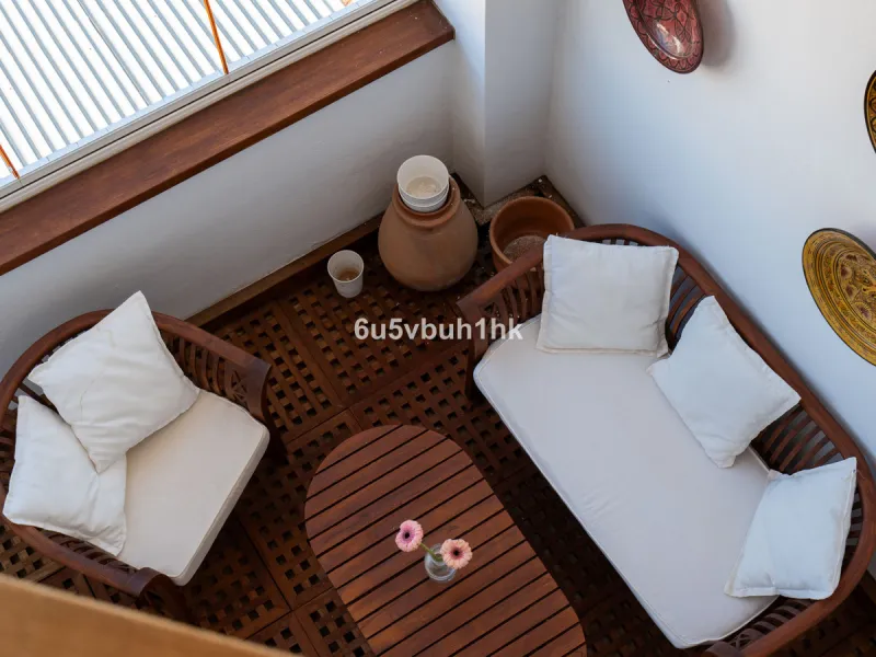 This entire house offers versatile possibilities for personal use, a holiday home, or as an investment opportunity.