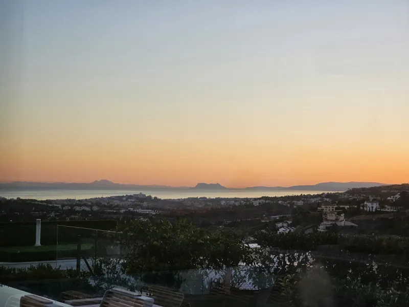 Zeitgenössische Villa mit Panoramablick auf das Mittelmeer in La Quinta, Benahavís
