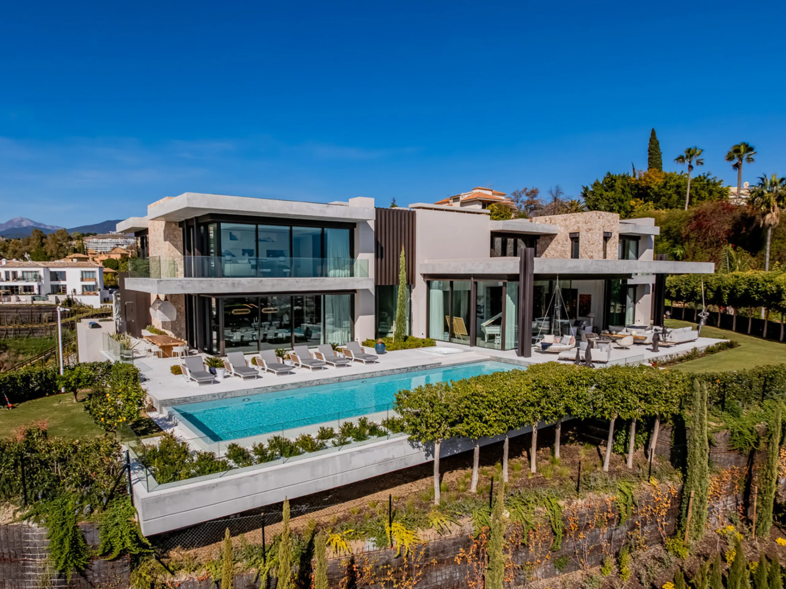 Zeitgenössische Villa mit Panoramablick auf das Mittelmeer in La Quinta, Benahavís