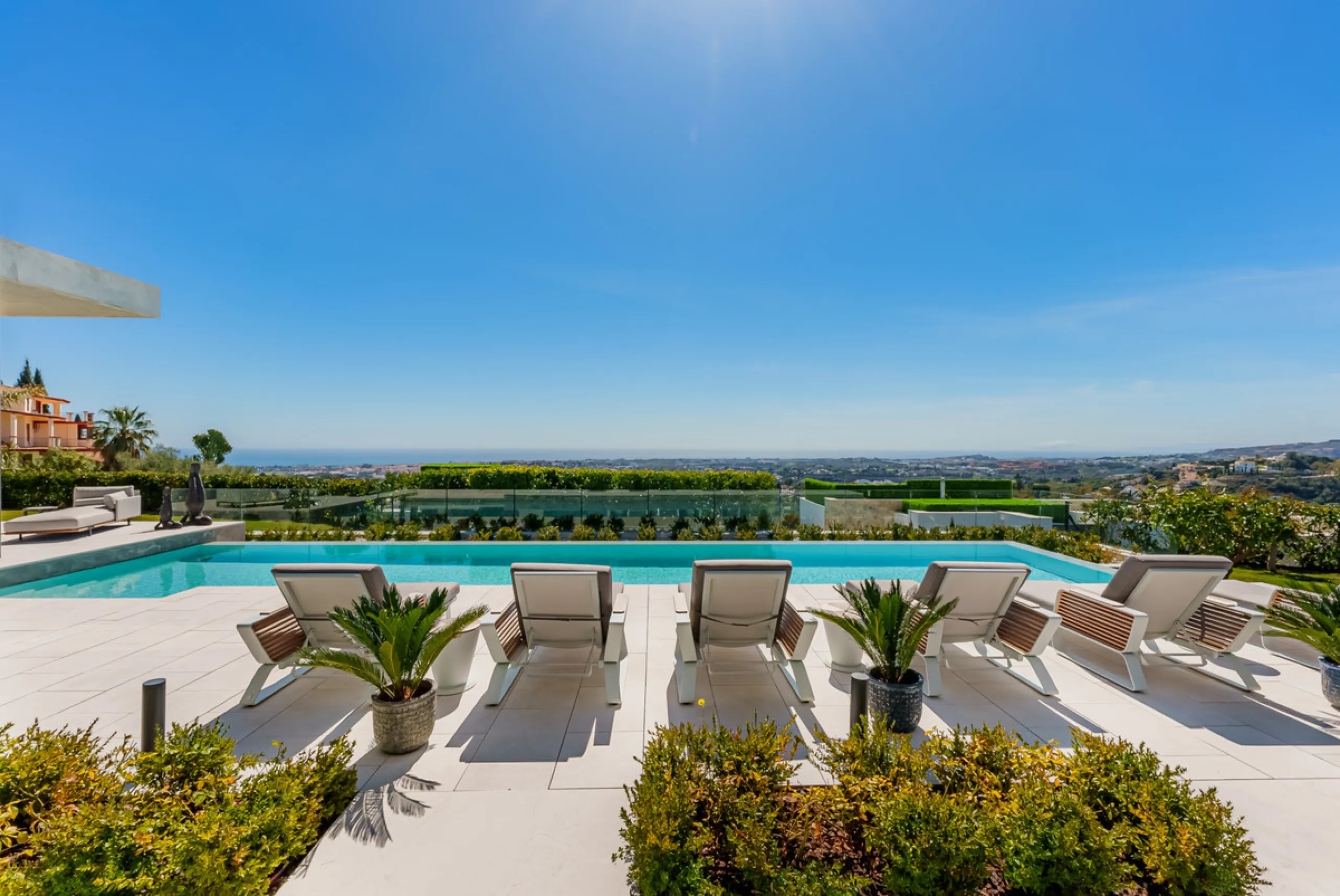 Zeitgenössische Villa mit Panoramablick auf das Mittelmeer in La Quinta, Benahavís