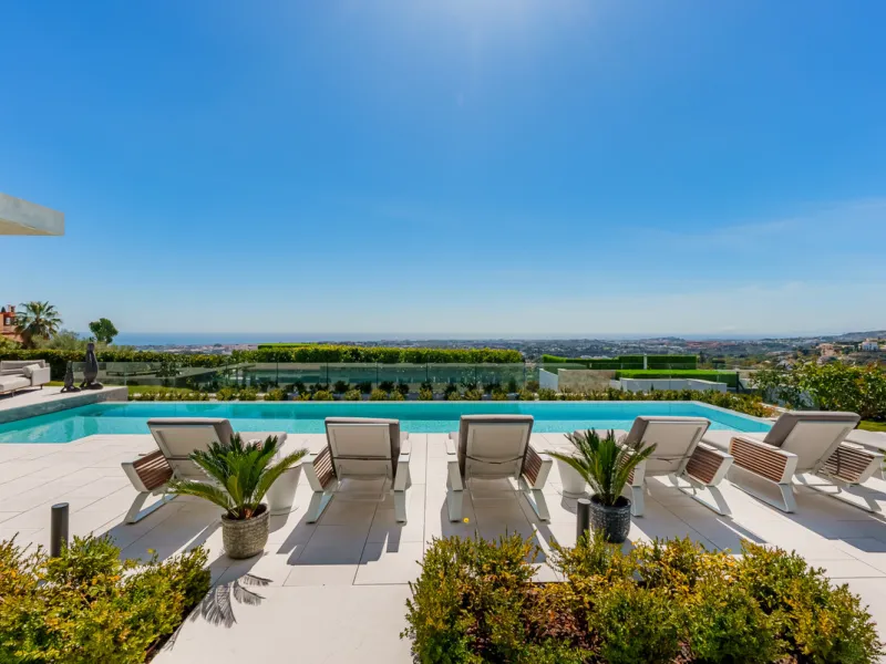 Zeitgenössische Villa mit Panoramablick auf das Mittelmeer in La Quinta, Benahavís