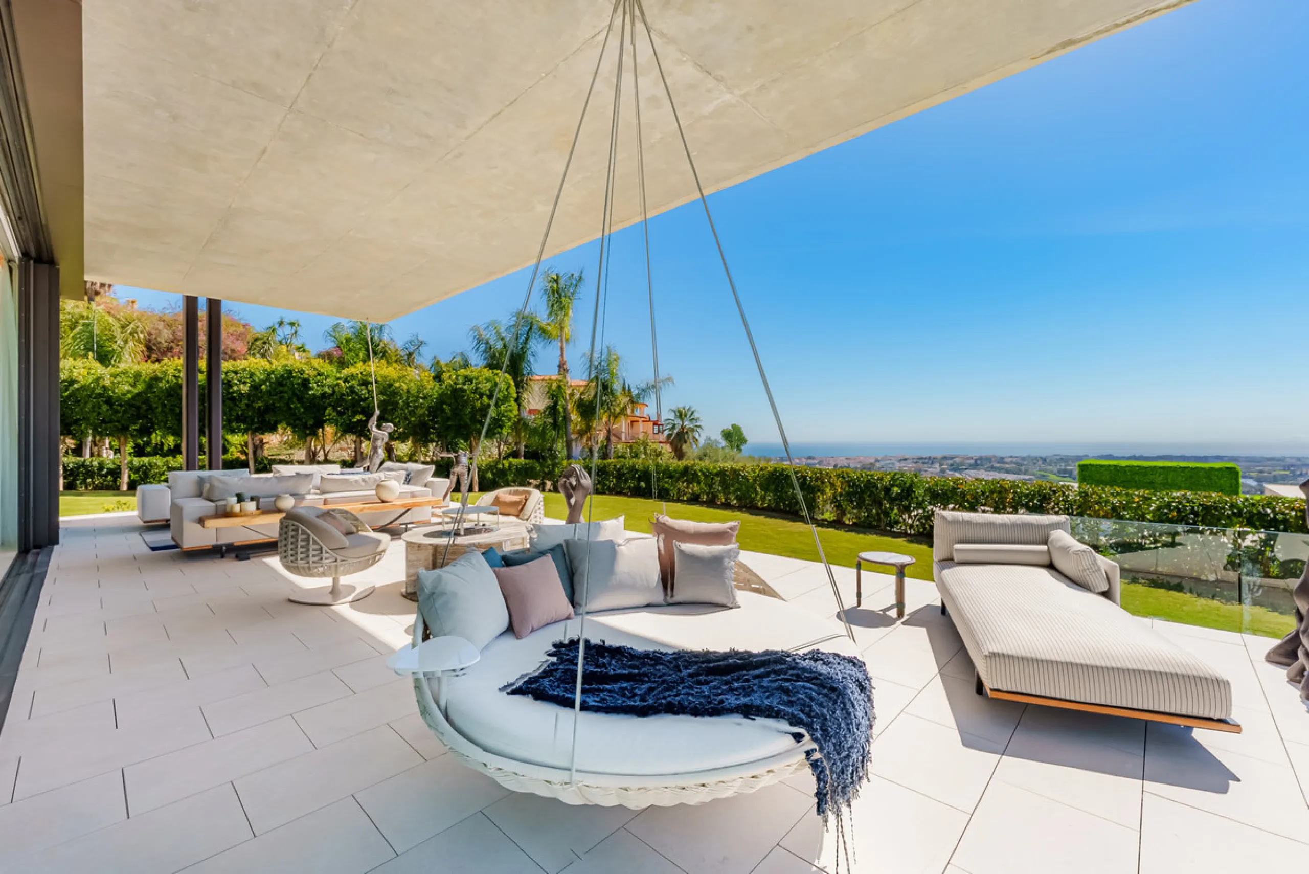 Zeitgenössische Villa mit Panoramablick auf das Mittelmeer in La Quinta, Benahavís
