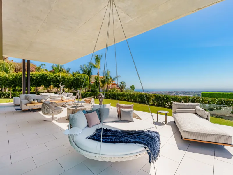 Zeitgenössische Villa mit Panoramablick auf das Mittelmeer in La Quinta, Benahavís