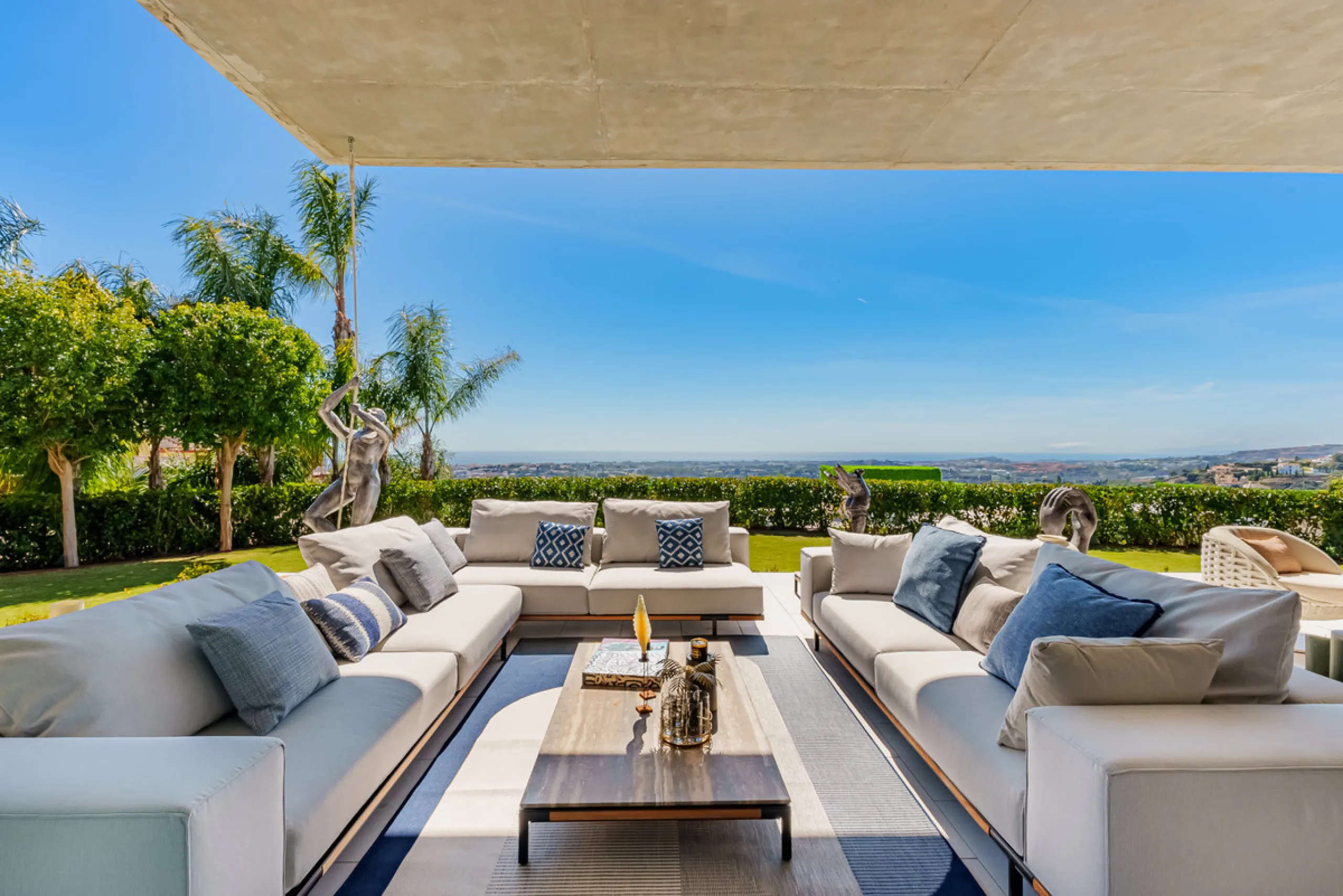 Zeitgenössische Villa mit Panoramablick auf das Mittelmeer in La Quinta, Benahavís