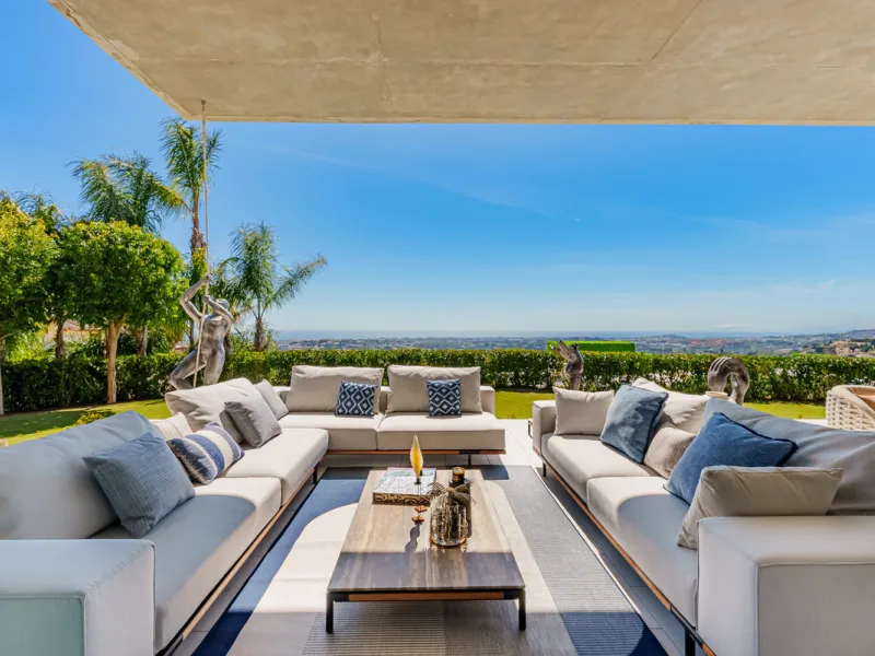 Zeitgenössische Villa mit Panoramablick auf das Mittelmeer in La Quinta, Benahavís