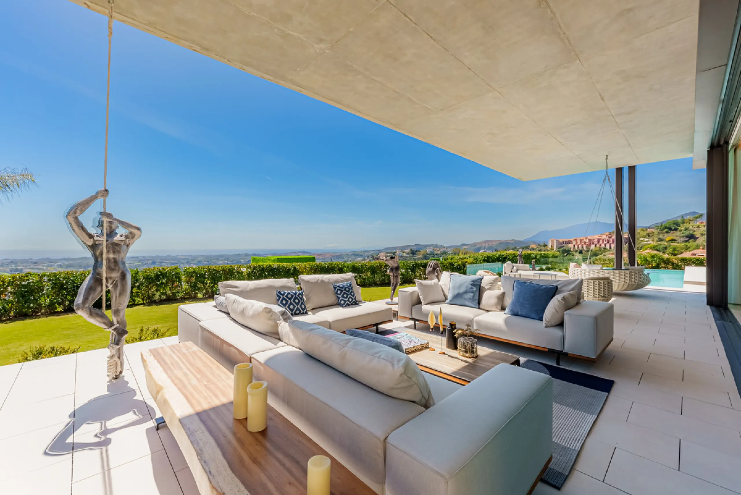 Zeitgenössische Villa mit Panoramablick auf das Mittelmeer in La Quinta, Benahavís