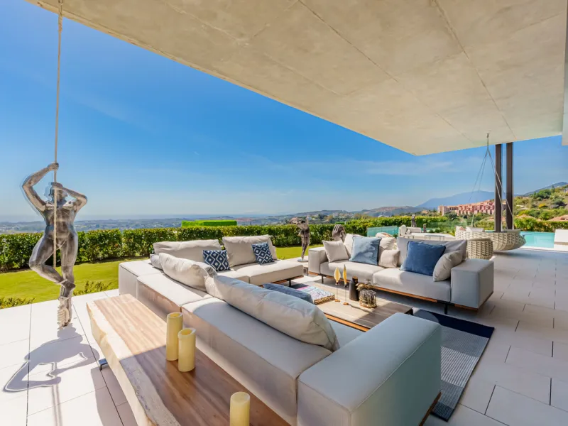 Zeitgenössische Villa mit Panoramablick auf das Mittelmeer in La Quinta, Benahavís