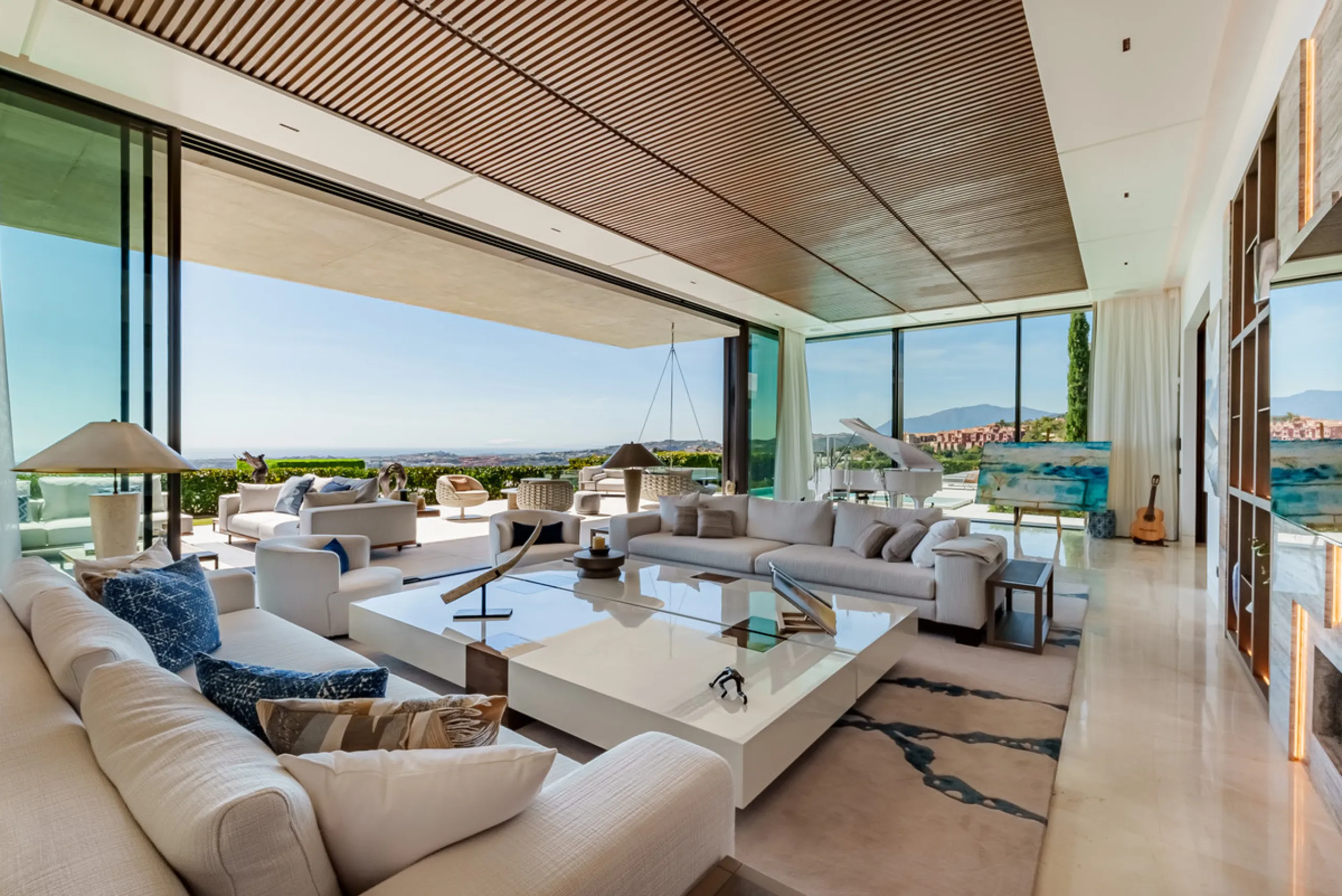 Zeitgenössische Villa mit Panoramablick auf das Mittelmeer in La Quinta, Benahavís