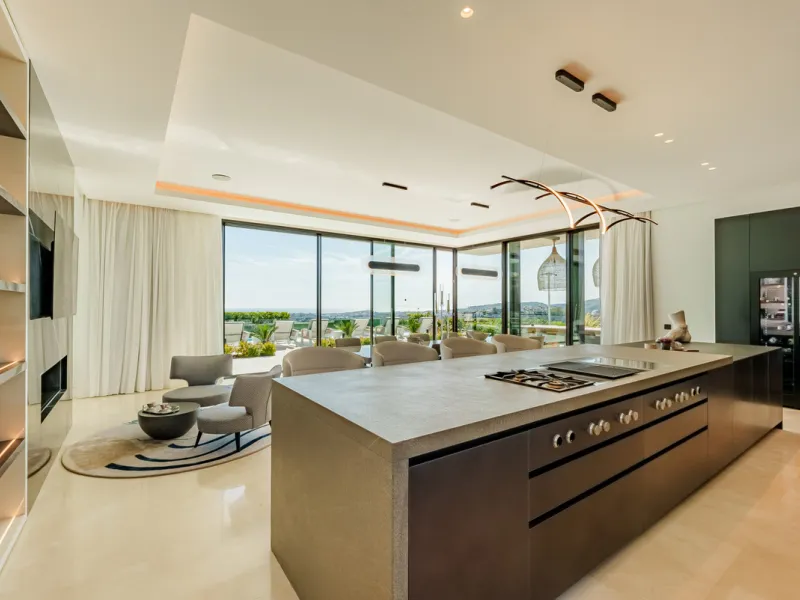 Zeitgenössische Villa mit Panoramablick auf das Mittelmeer in La Quinta, Benahavís