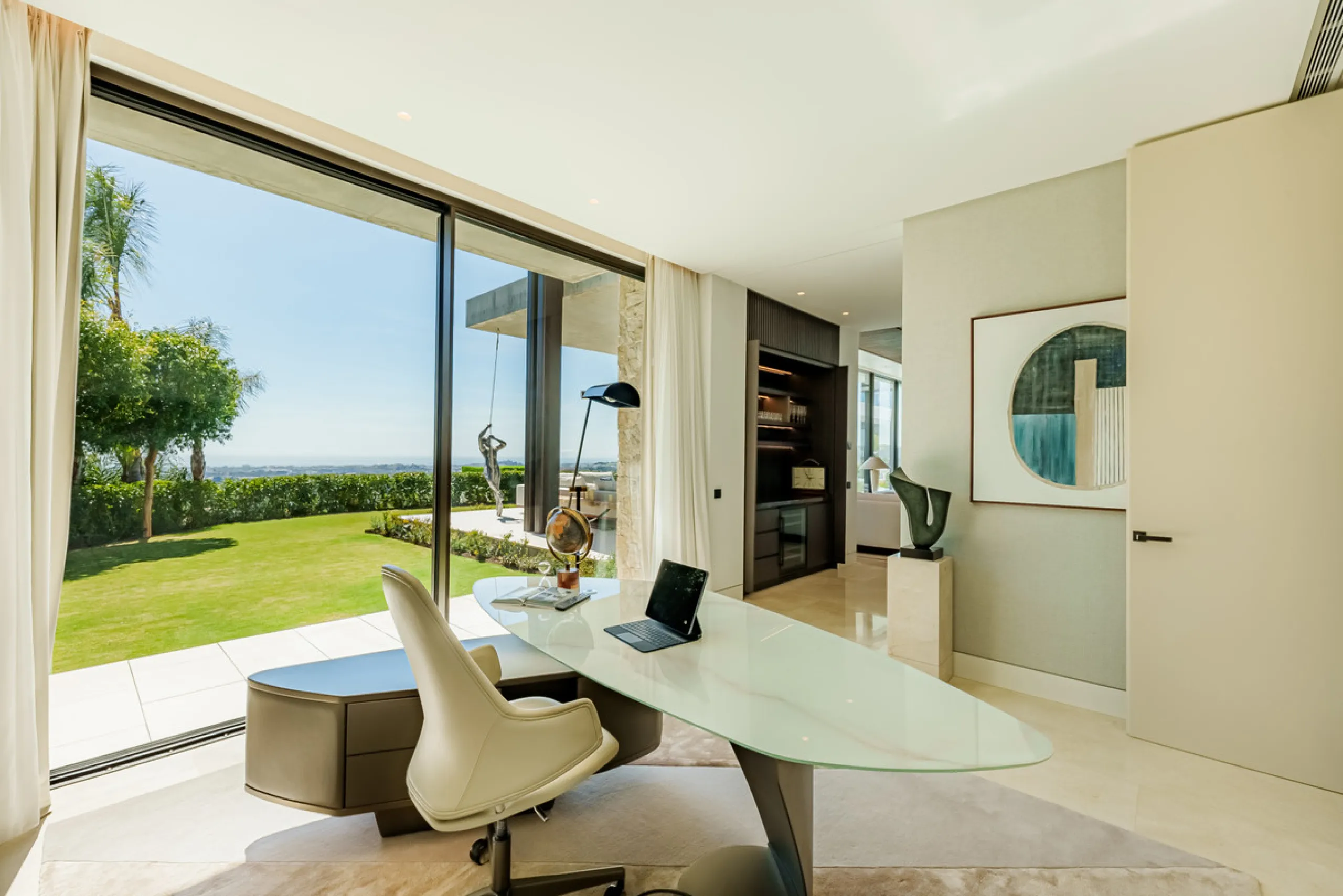 Zeitgenössische Villa mit Panoramablick auf das Mittelmeer in La Quinta, Benahavís