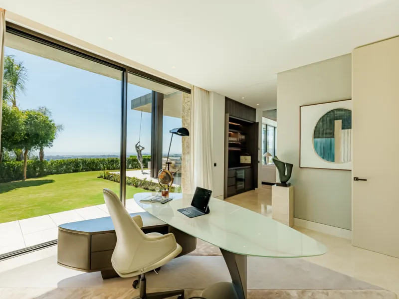 Zeitgenössische Villa mit Panoramablick auf das Mittelmeer in La Quinta, Benahavís