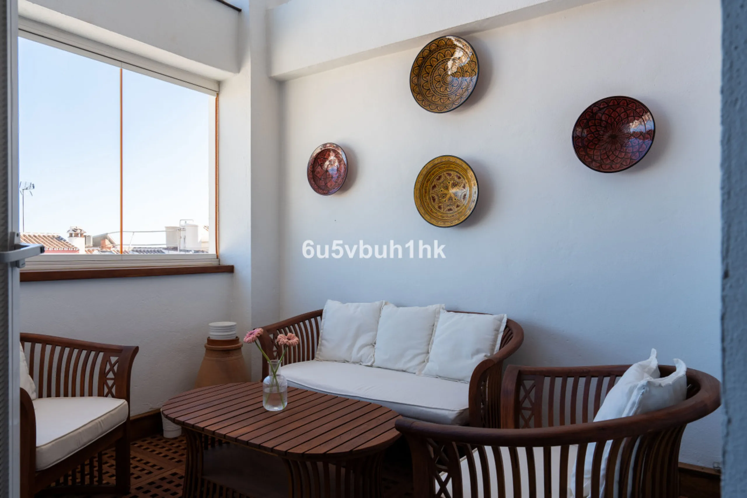 This entire house offers versatile possibilities for personal use, a holiday home, or as an investment opportunity.