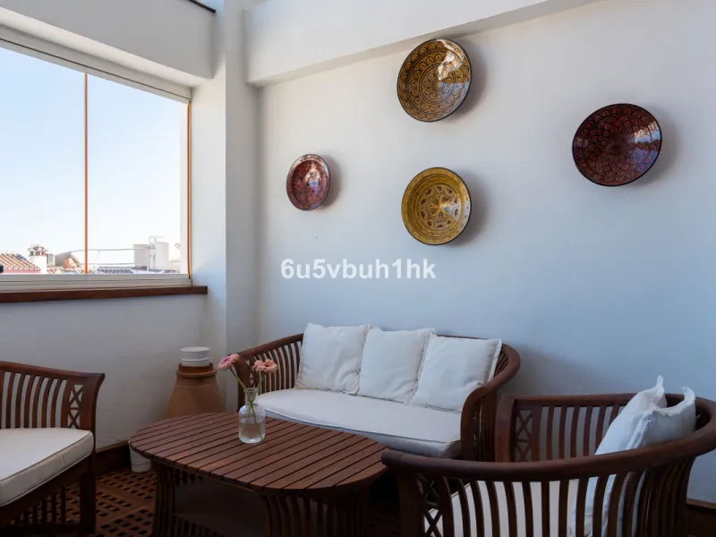 This entire house offers versatile possibilities for personal use, a holiday home, or as an investment opportunity.