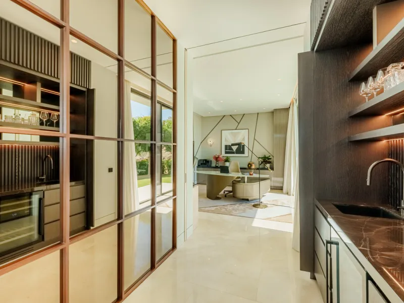 Zeitgenössische Villa mit Panoramablick auf das Mittelmeer in La Quinta, Benahavís