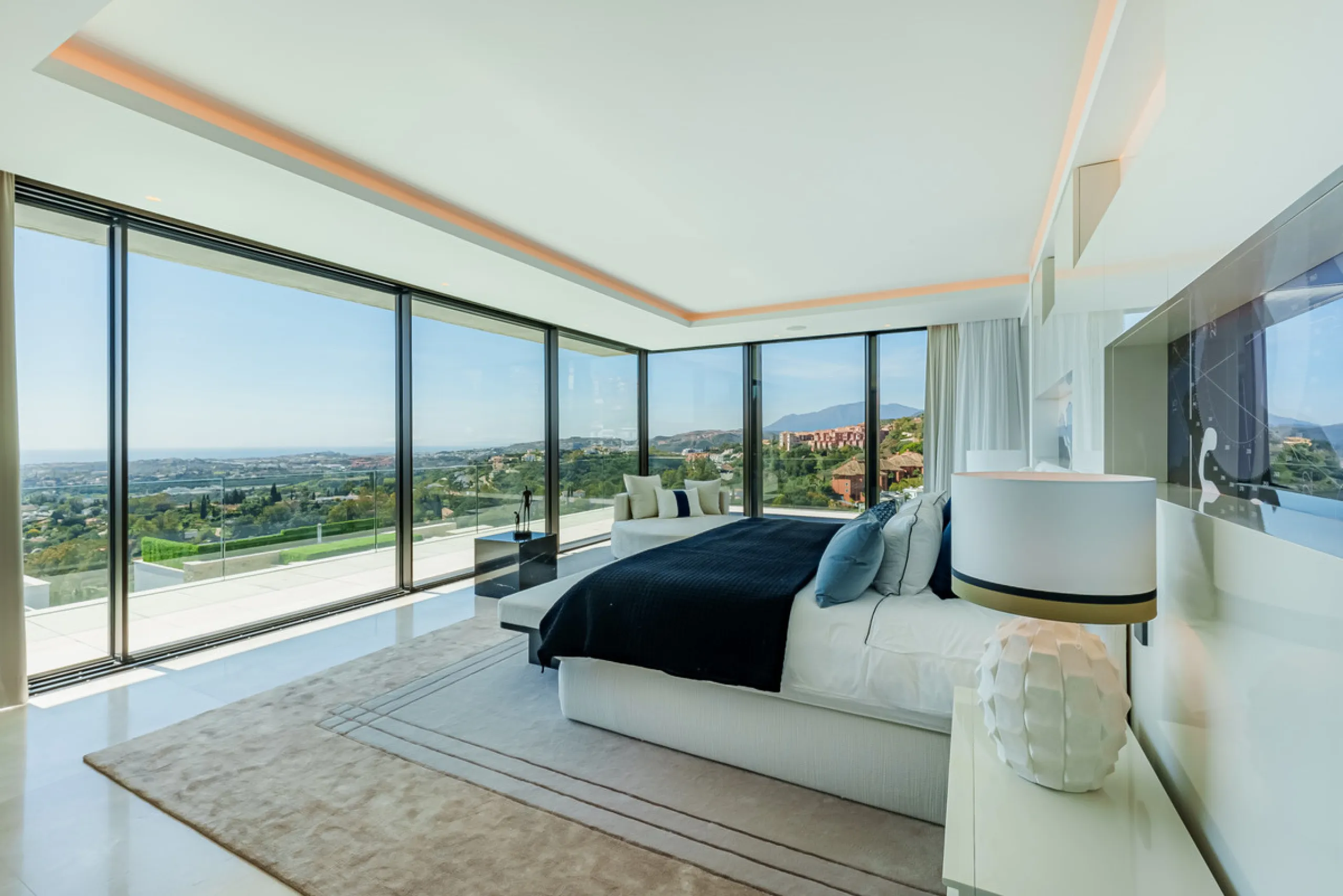 Zeitgenössische Villa mit Panoramablick auf das Mittelmeer in La Quinta, Benahavís