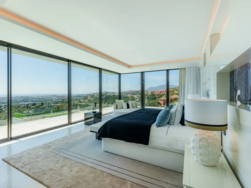 Zeitgenössische Villa mit Panoramablick auf das Mittelmeer in La Quinta, Benahavís
