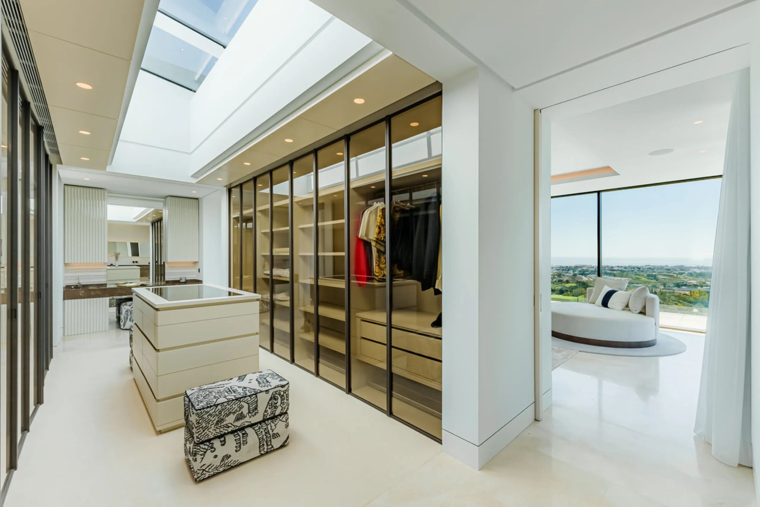 Zeitgenössische Villa mit Panoramablick auf das Mittelmeer in La Quinta, Benahavís