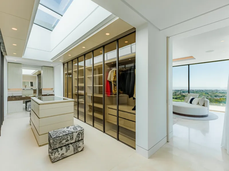 Zeitgenössische Villa mit Panoramablick auf das Mittelmeer in La Quinta, Benahavís