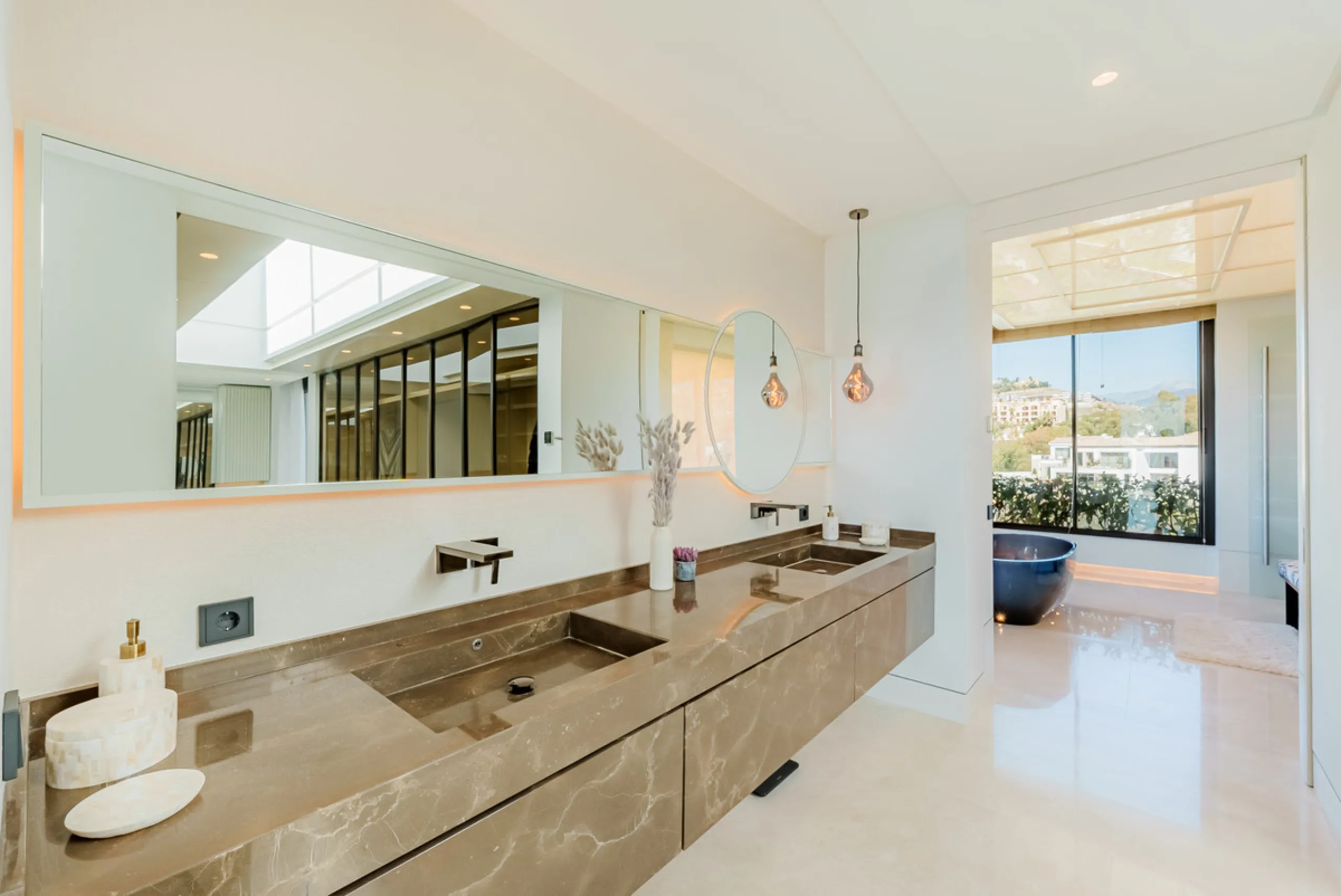 Zeitgenössische Villa mit Panoramablick auf das Mittelmeer in La Quinta, Benahavís