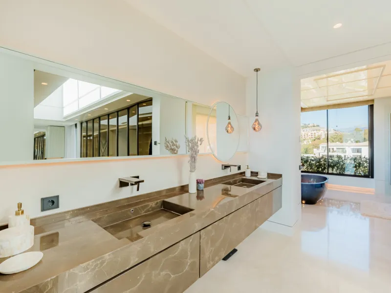 Zeitgenössische Villa mit Panoramablick auf das Mittelmeer in La Quinta, Benahavís