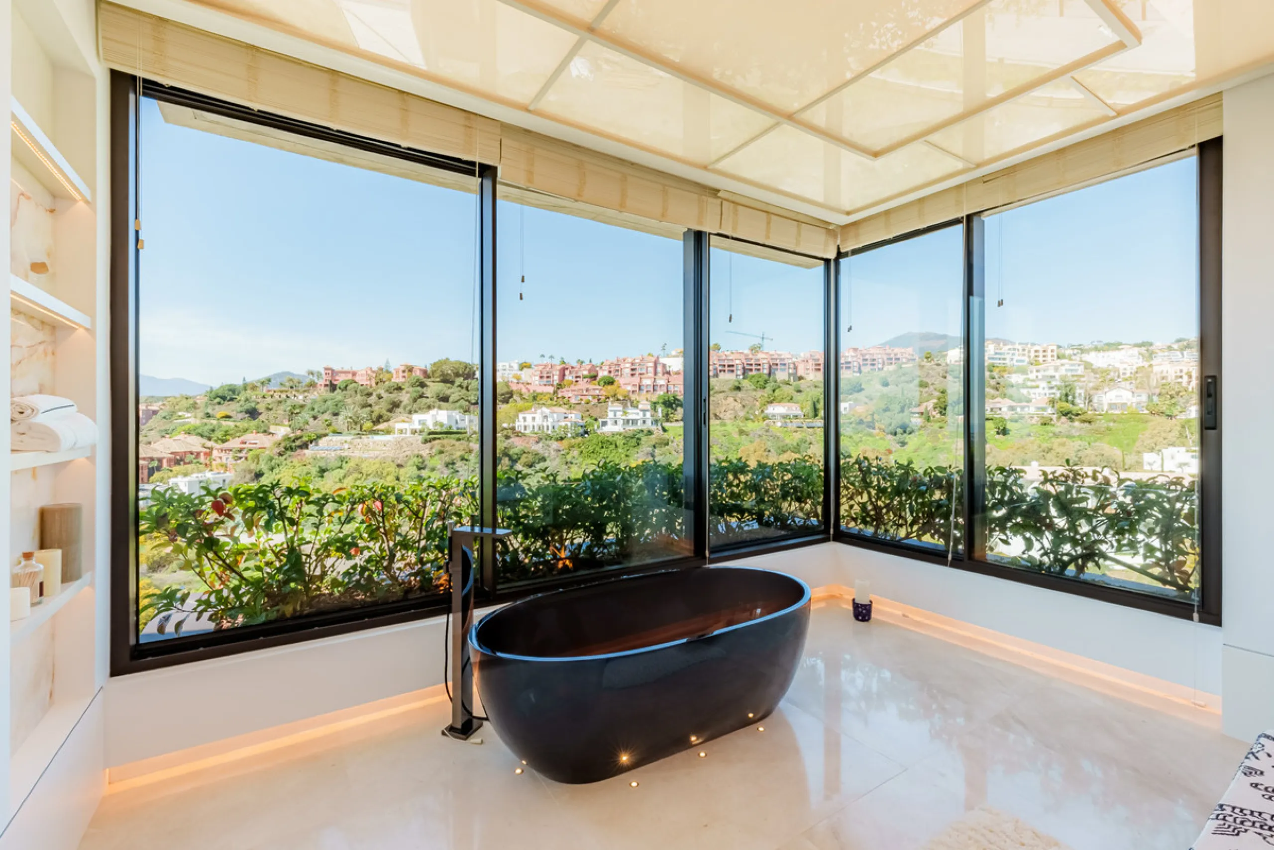 Zeitgenössische Villa mit Panoramablick auf das Mittelmeer in La Quinta, Benahavís