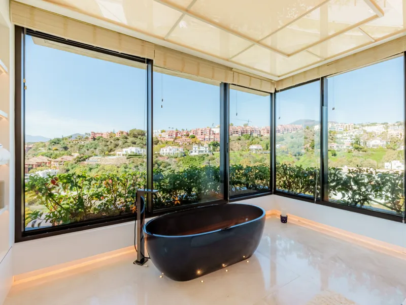 Zeitgenössische Villa mit Panoramablick auf das Mittelmeer in La Quinta, Benahavís