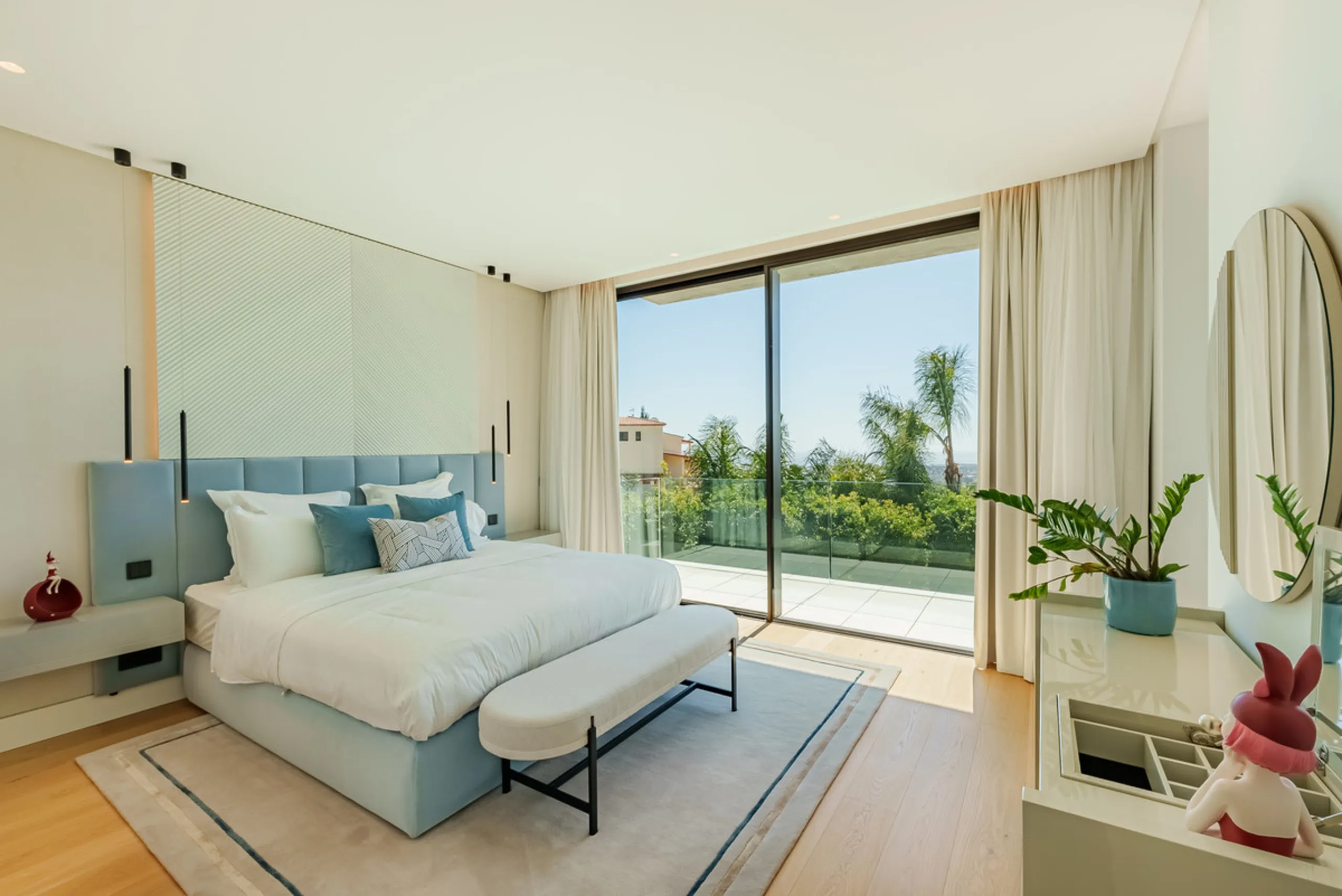 Zeitgenössische Villa mit Panoramablick auf das Mittelmeer in La Quinta, Benahavís