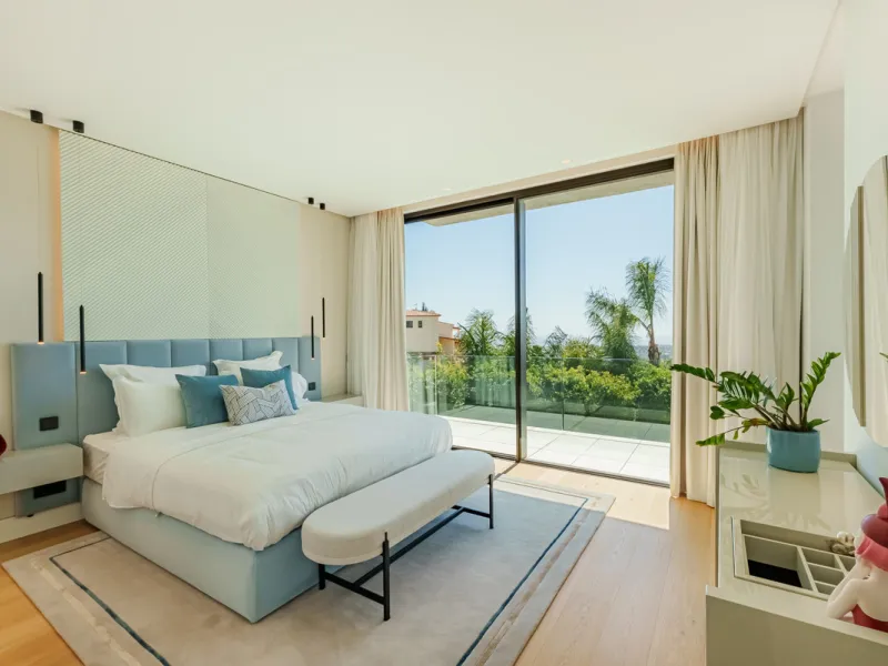 Zeitgenössische Villa mit Panoramablick auf das Mittelmeer in La Quinta, Benahavís