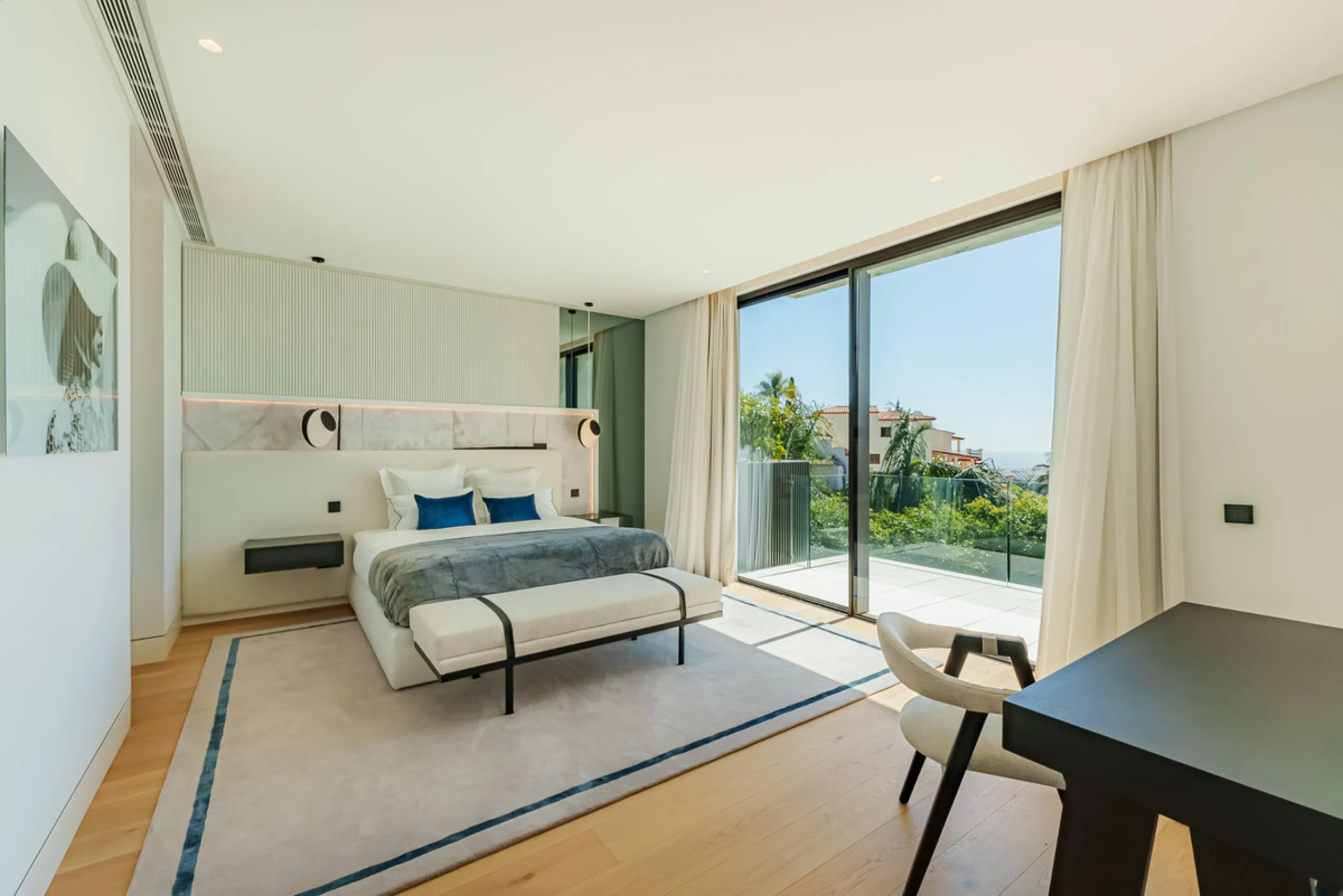 Zeitgenössische Villa mit Panoramablick auf das Mittelmeer in La Quinta, Benahavís