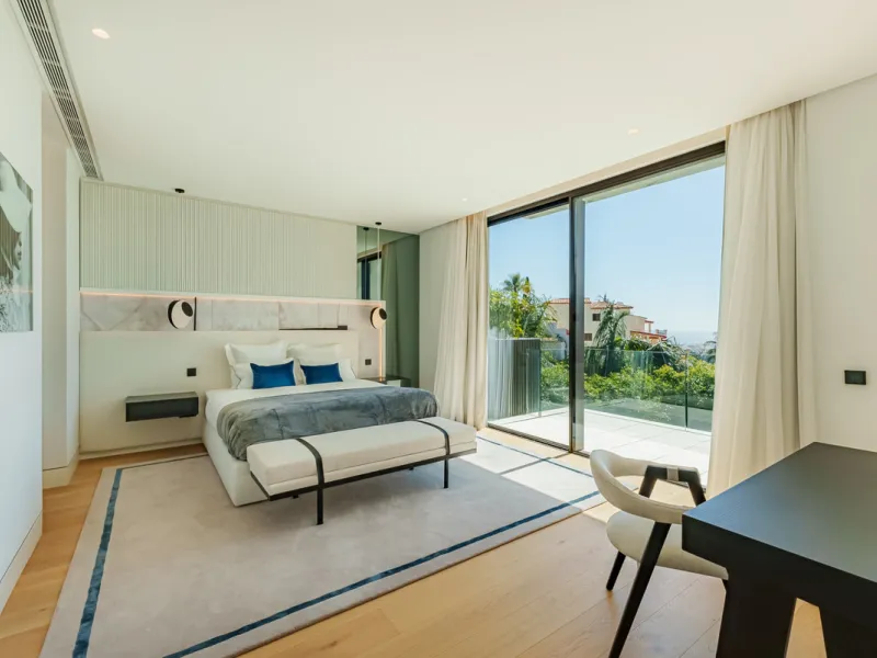 Zeitgenössische Villa mit Panoramablick auf das Mittelmeer in La Quinta, Benahavís
