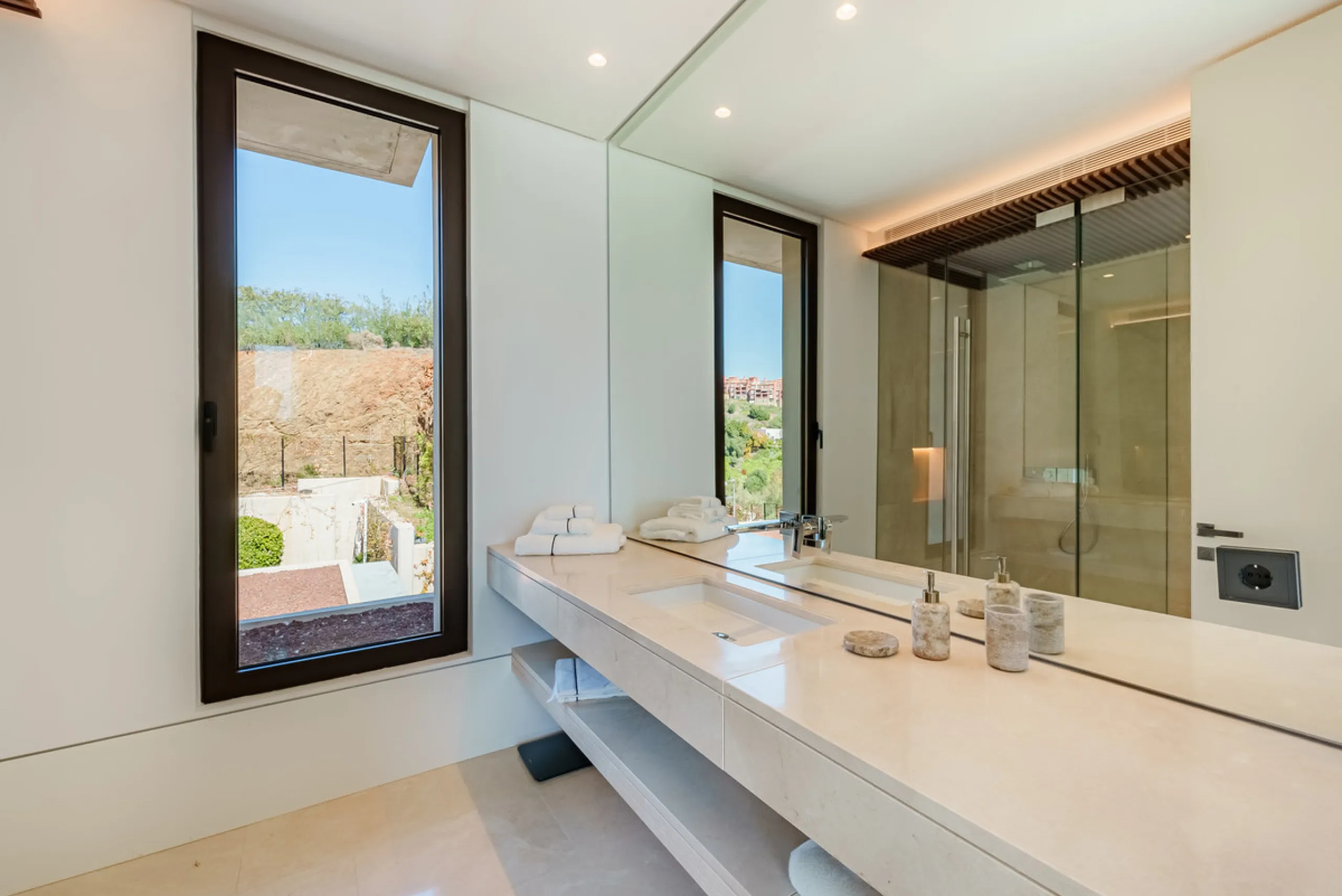 Zeitgenössische Villa mit Panoramablick auf das Mittelmeer in La Quinta, Benahavís