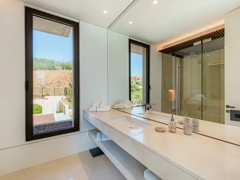 Zeitgenössische Villa mit Panoramablick auf das Mittelmeer in La Quinta, Benahavís