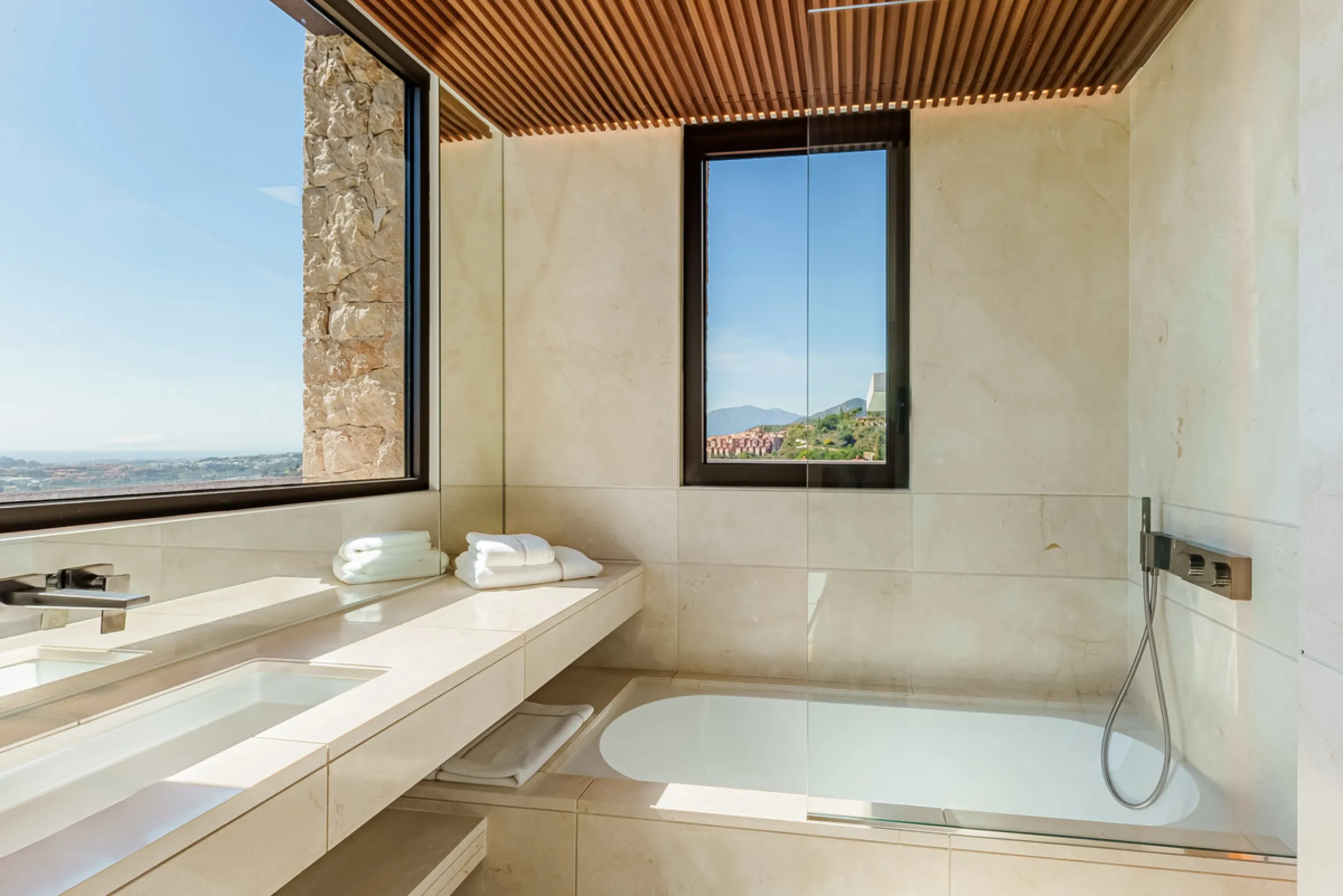 Zeitgenössische Villa mit Panoramablick auf das Mittelmeer in La Quinta, Benahavís