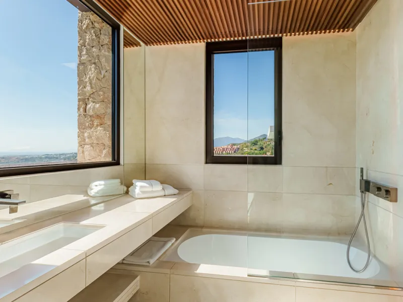 Zeitgenössische Villa mit Panoramablick auf das Mittelmeer in La Quinta, Benahavís