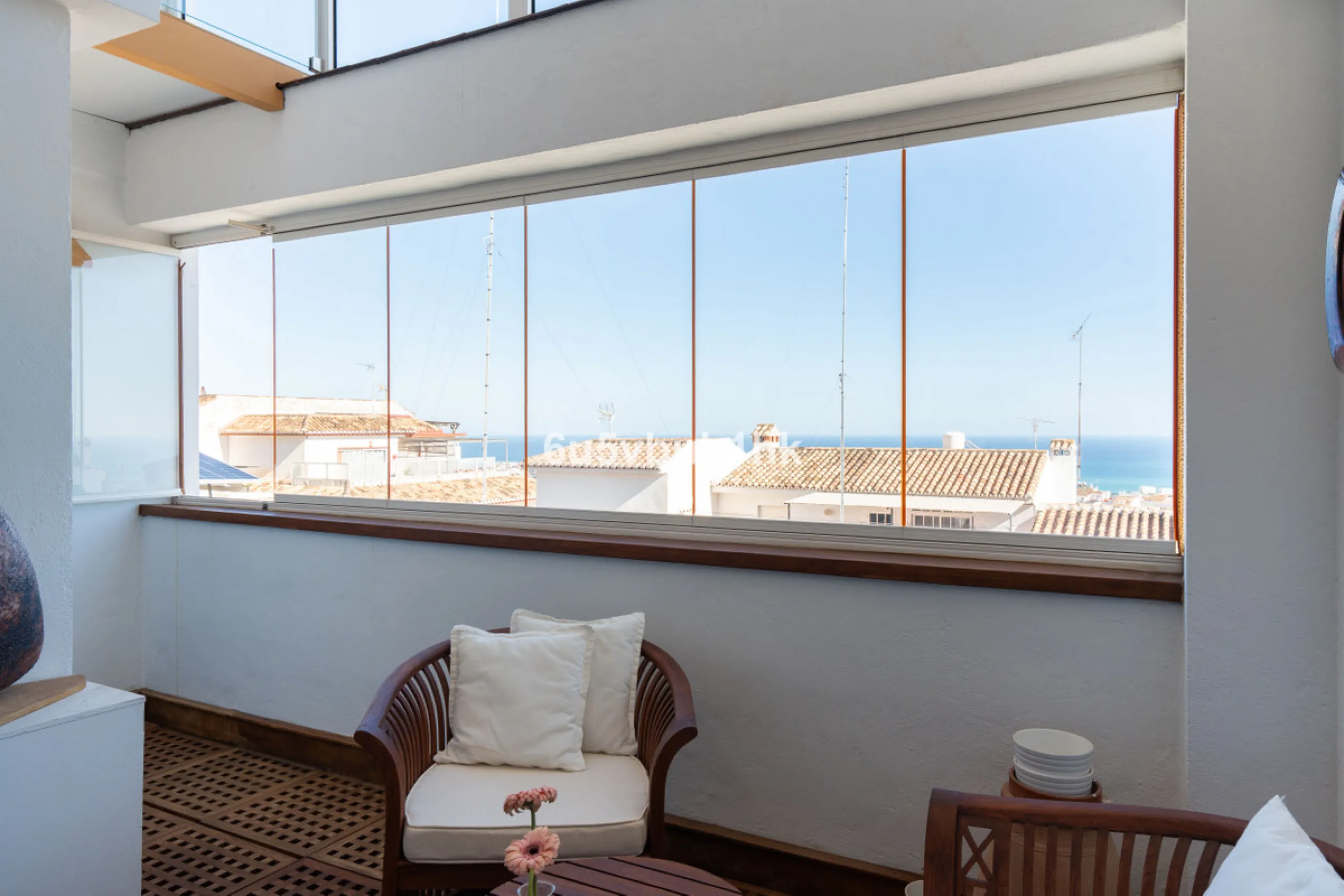 This entire house offers versatile possibilities for personal use, a holiday home, or as an investment opportunity.