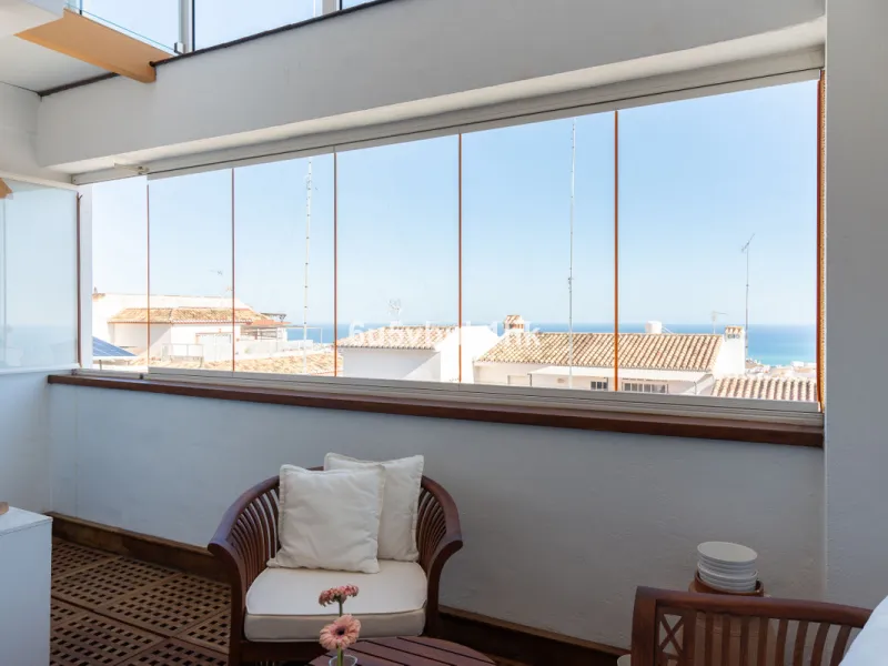 This entire house offers versatile possibilities for personal use, a holiday home, or as an investment opportunity.